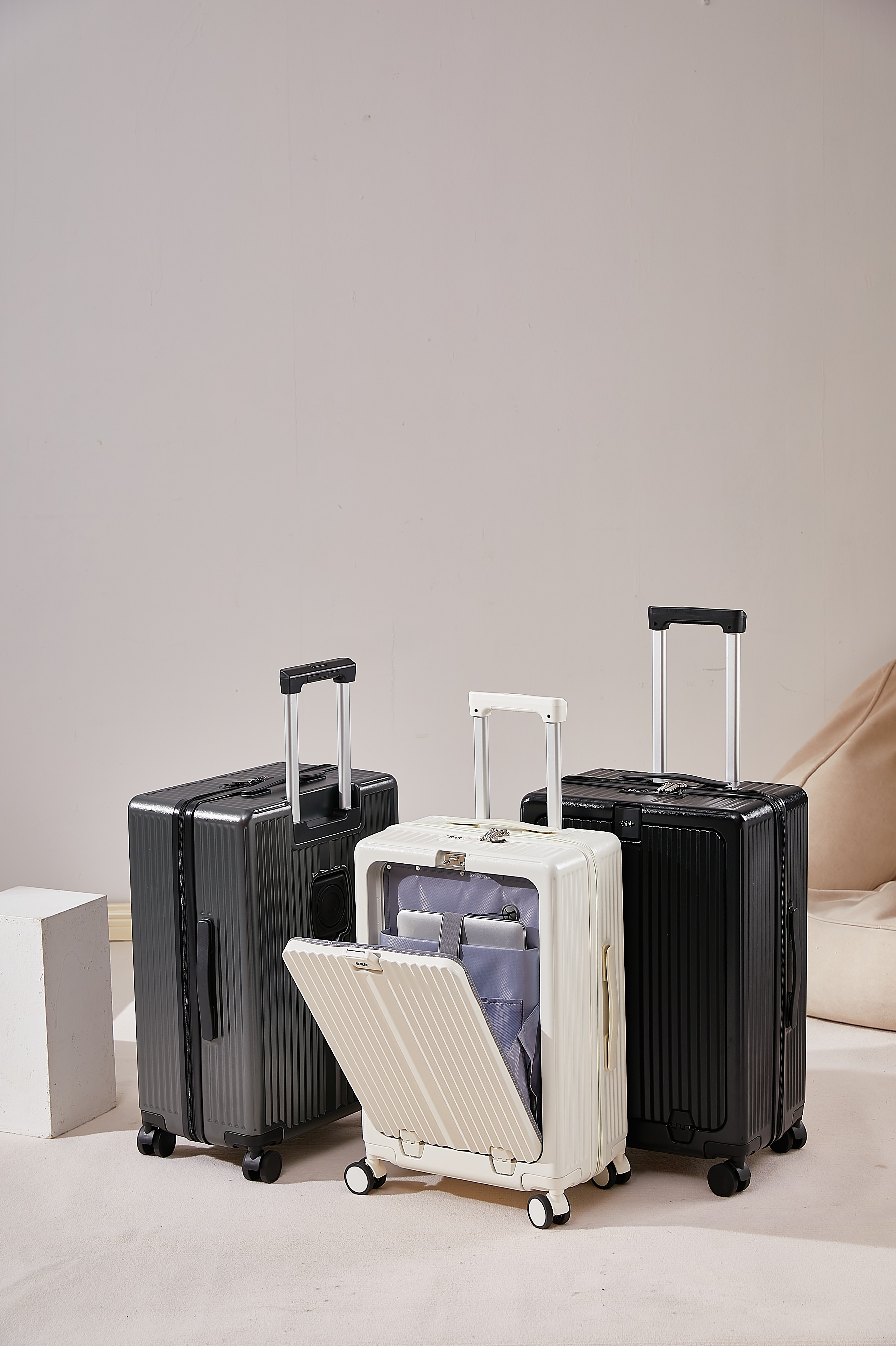 Funktionelles ABS+PC-Gepäck-Koffer-Set mit Vordertasche, Getränkehalter, Telefonhalter, seitlichem Kleiderbügel und Laptopfach