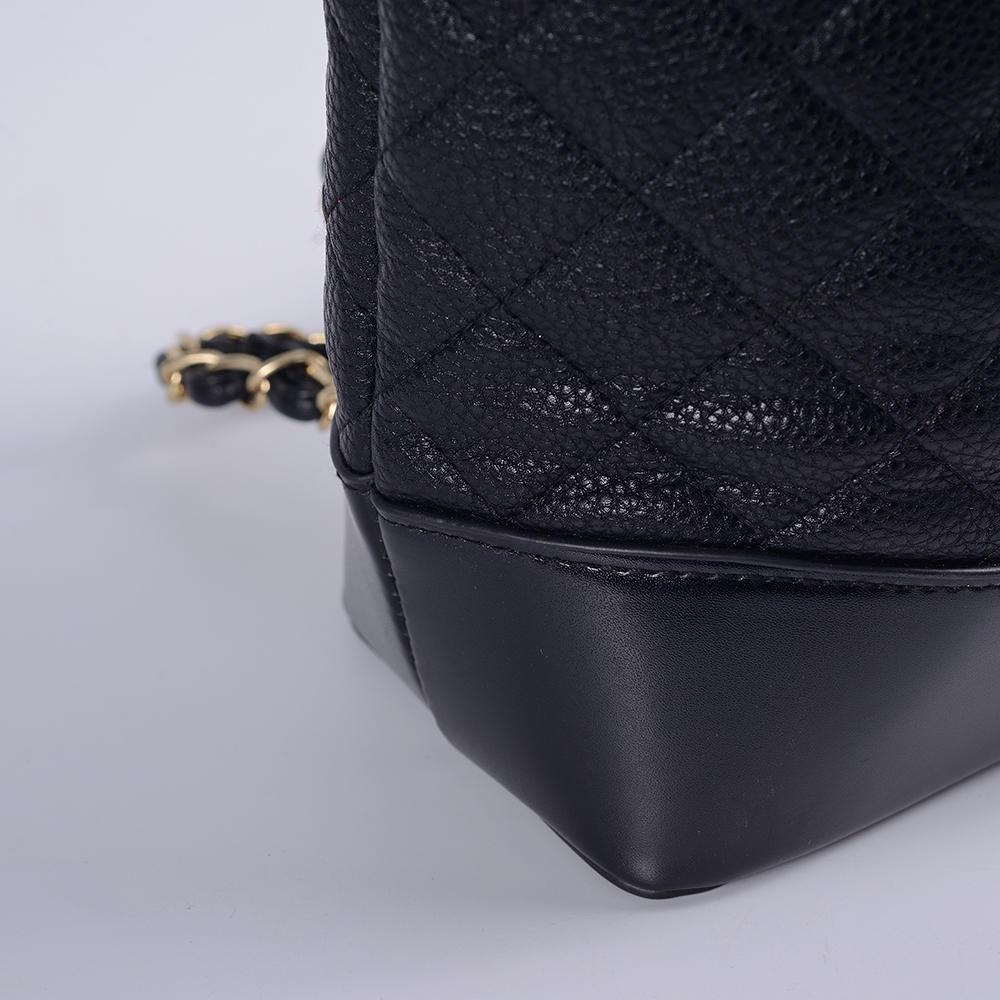 Klassischer Damenrucksack mit schwarzer Goldkette, lässige, hochwertige Ledertasche