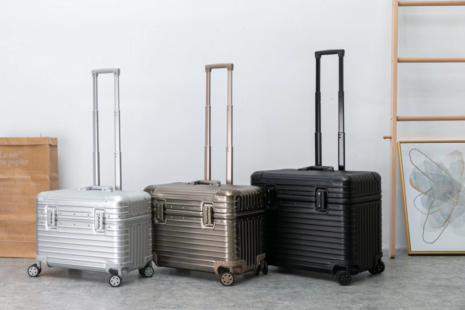 Welche Materialien stehen für den Koffer zur Auswahl?